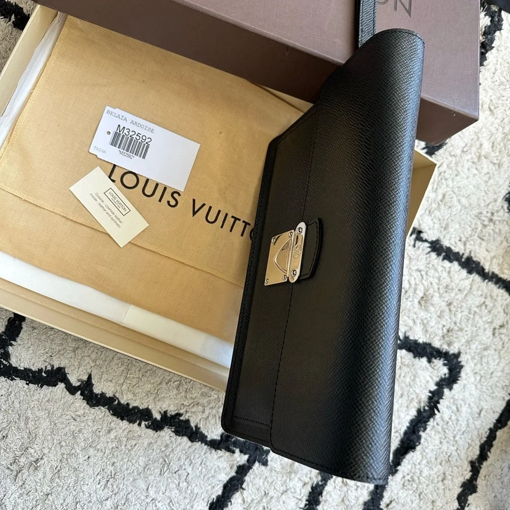 Like new authentic Louis Vuitton Belaia Ardoise Taiga leather clutch - Picture 4 of 10